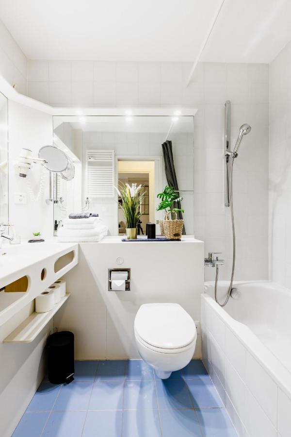 Luganersee, Pool, Strand, Parkplatz, Suite Bissone Exterior photo